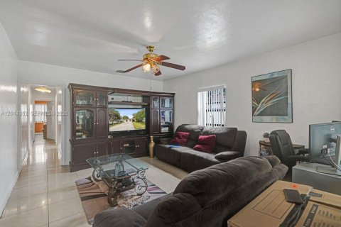 House in North Miami Beach, Florida 4 bedrooms, 126.35 sq.m. № 2076412 - photo 8