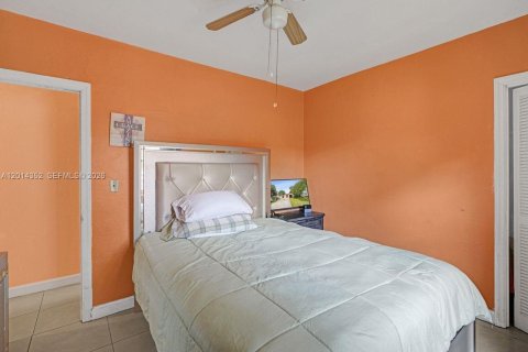 House in North Miami Beach, Florida 4 bedrooms, 126.35 sq.m. № 2076412 - photo 18