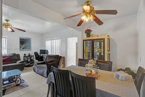 House in North Miami Beach, Florida 4 bedrooms, 126.35 sq.m. № 2076412 - photo 12