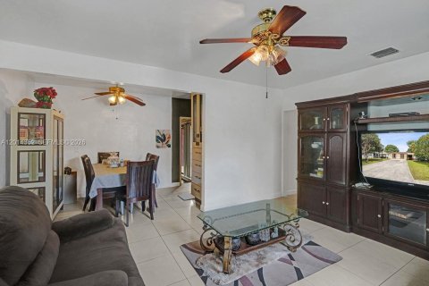 House in North Miami Beach, Florida 4 bedrooms, 126.35 sq.m. № 2076412 - photo 9