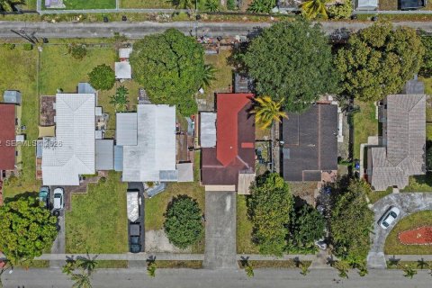 House in North Miami Beach, Florida 4 bedrooms, 126.35 sq.m. № 2076412 - photo 28