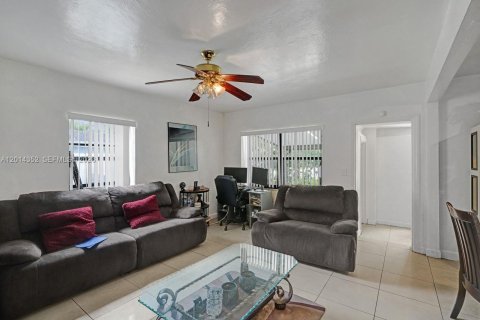 House in North Miami Beach, Florida 4 bedrooms, 126.35 sq.m. № 2076412 - photo 11