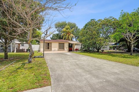 House in North Miami Beach, Florida 4 bedrooms, 126.35 sq.m. № 2076412