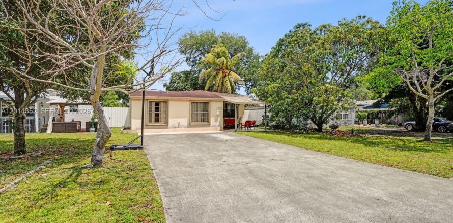 House in North Miami Beach, Florida 4 bedrooms, 126.35 sq.m. № 2076412