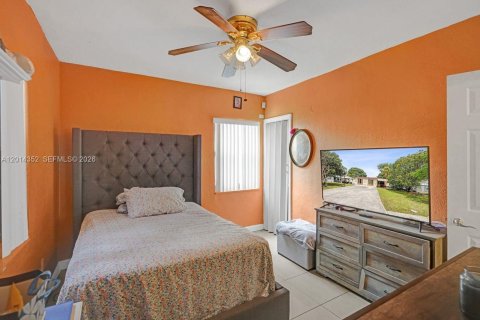 House in North Miami Beach, Florida 4 bedrooms, 126.35 sq.m. № 2076412 - photo 19