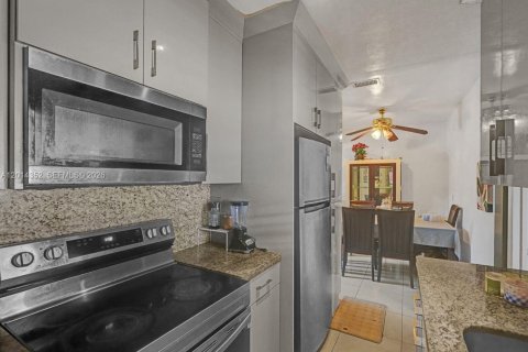 House in North Miami Beach, Florida 4 bedrooms, 126.35 sq.m. № 2076412 - photo 15
