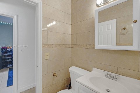House in North Miami Beach, Florida 4 bedrooms, 126.35 sq.m. № 2076412 - photo 17