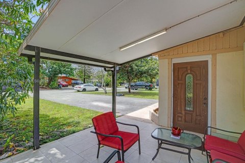 House in North Miami Beach, Florida 4 bedrooms, 126.35 sq.m. № 2076412 - photo 6