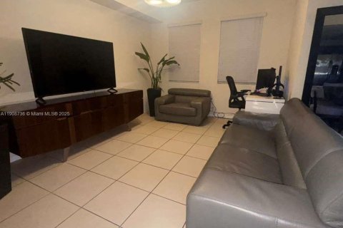 Снять в аренду кондоминиум в Дорал, Флорида 2 спальни, 104.14м2, № 1964639 - фото 2