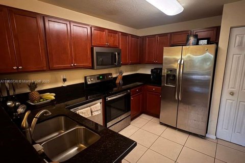 Снять в аренду кондоминиум в Дорал, Флорида 2 спальни, 104.14м2, № 1964639 - фото 1
