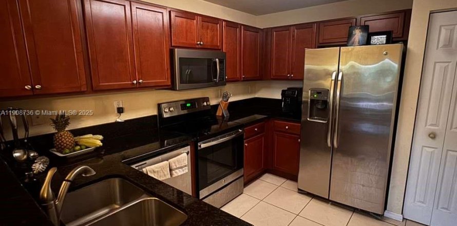 Кондоминиум с 2 спальнями в Дорал, Флорида № 1964639