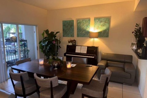 Снять в аренду кондоминиум в Дорал, Флорида 2 спальни, 104.14м2, № 1964639 - фото 3