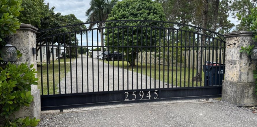 House in Homestead, Florida 3 bedrooms, 162.39 sq.m. № 1968646