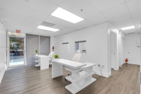 Propiedad comercial en venta en Miami Lakes, Florida № 1951177 - foto 6