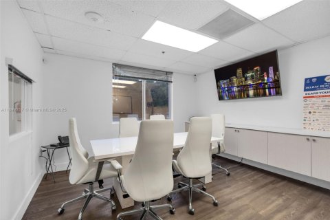 Propiedad comercial en venta en Miami Lakes, Florida № 1951177 - foto 19