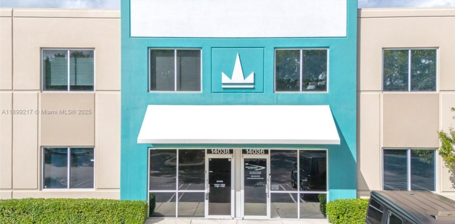 Propiedad comercial en Miami Lakes, Florida № 1951177