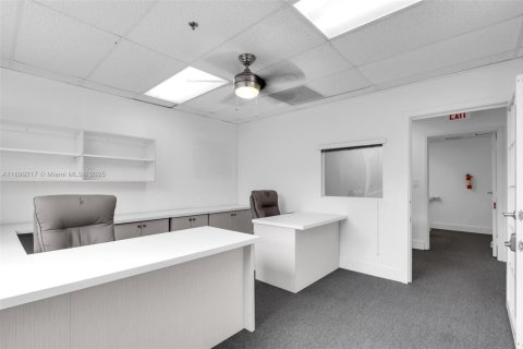 Propiedad comercial en venta en Miami Lakes, Florida № 1951177 - foto 16