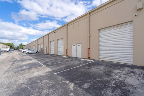 Propiedad comercial en venta en Miami Lakes, Florida № 1951177 - foto 26