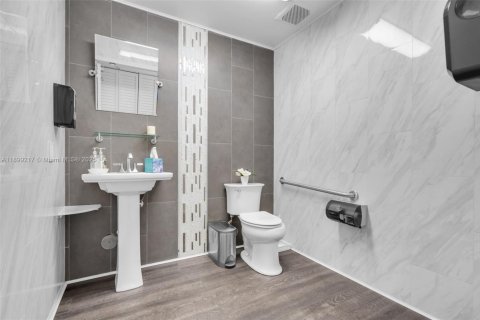 Propiedad comercial en venta en Miami Lakes, Florida № 1951177 - foto 8