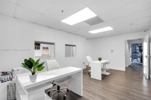 Propiedad comercial en venta en Miami Lakes, Florida № 1951177 - foto 5