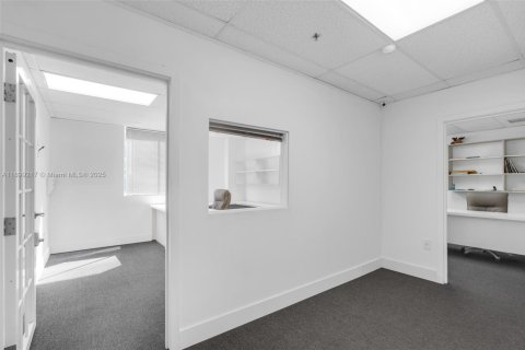 Propiedad comercial en venta en Miami Lakes, Florida № 1951177 - foto 14