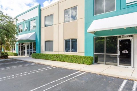 Propiedad comercial en venta en Miami Lakes, Florida № 1951177 - foto 4