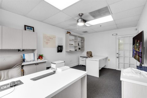 Propiedad comercial en venta en Miami Lakes, Florida № 1951177 - foto 18