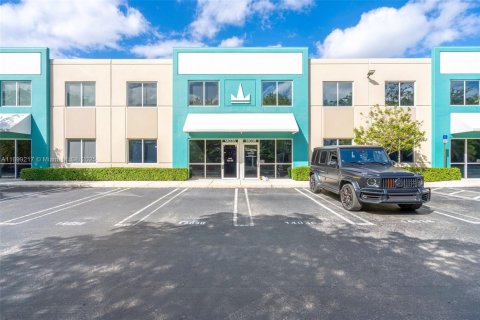 Propiedad comercial en venta en Miami Lakes, Florida № 1951177 - foto 2