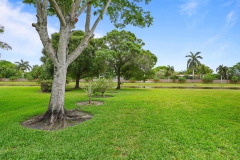 House in Davie, Florida 4 bedrooms, 223.99 sq.m. № 2147154 - photo 13