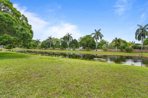 House in Davie, Florida 4 bedrooms, 223.99 sq.m. № 2147154 - photo 12