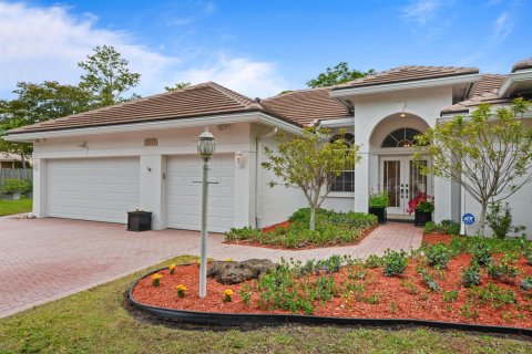 House in Davie, Florida 4 bedrooms, 223.99 sq.m. № 2147154 - photo 3