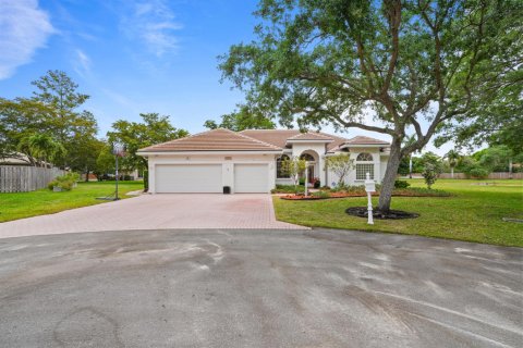 House in Davie, Florida 4 bedrooms, 223.99 sq.m. № 2147154 - photo 7