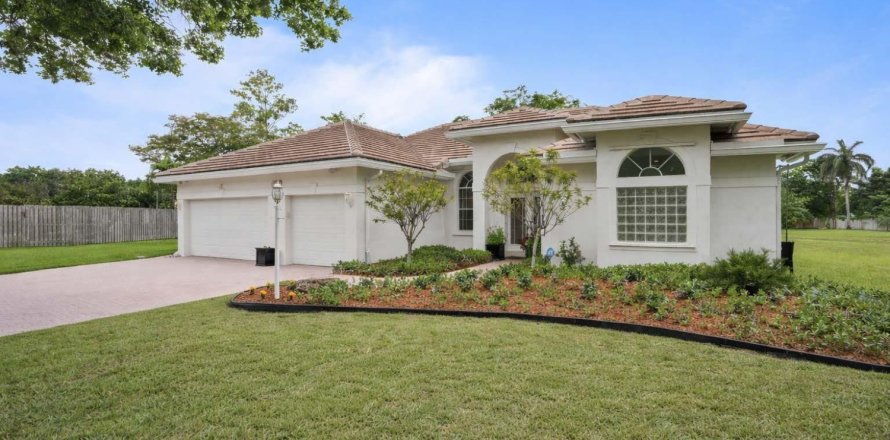 House in Davie, Florida 4 bedrooms, 223.99 sq.m. № 2147154