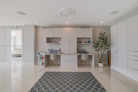 Condo in Miami, Florida, 2 bedrooms № 2008905 - photo 3