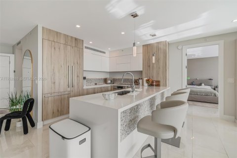 Condo in Miami, Florida, 2 bedrooms № 2008905 - photo 5