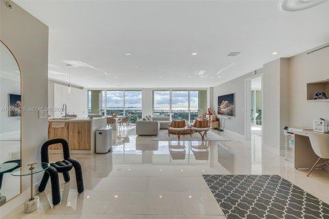 Condo in Miami, Florida, 2 bedrooms № 2008905 - photo 2