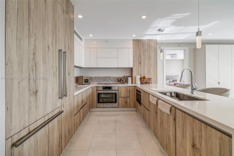 Condo in Miami, Florida, 2 bedrooms № 2008905 - photo 6