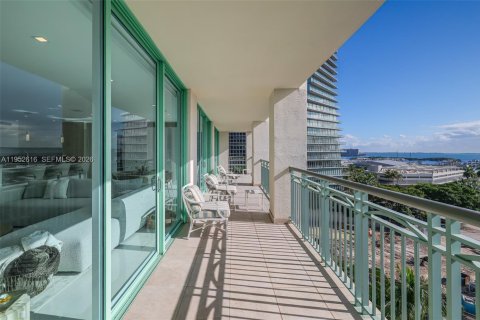 Condo in Miami, Florida, 2 bedrooms № 2008905 - photo 15