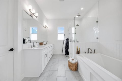 House in Winter Garden, Florida 5 bedrooms, 351.54 sq.m. № 2103242 - photo 30