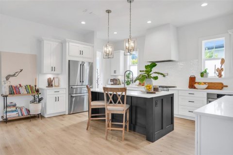 House in Winter Garden, Florida 5 bedrooms, 351.54 sq.m. № 2103242 - photo 11