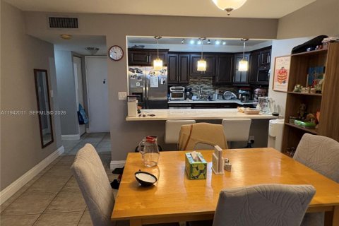 Condo in Miami, Florida, 1 bedroom  № 2002958 - photo 11