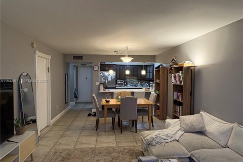 Condo in Miami, Florida, 1 bedroom  № 2002958 - photo 12
