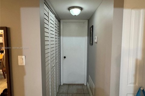 Condo in Miami, Florida, 1 bedroom  № 2002958 - photo 6