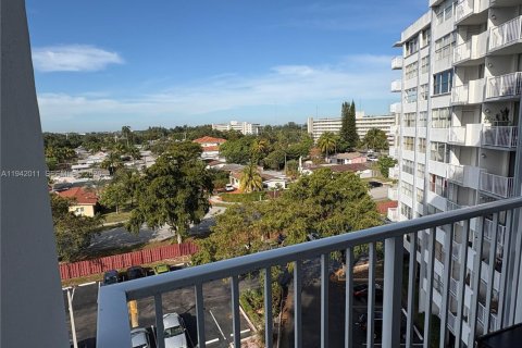 Condo in Miami, Florida, 1 bedroom  № 2002958 - photo 13