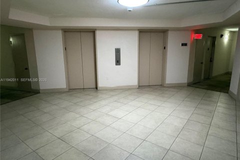 Condo in Miami, Florida, 1 bedroom  № 2002958 - photo 15