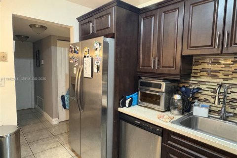 Condo in Miami, Florida, 1 bedroom  № 2002958 - photo 8