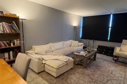 Condo in Miami, Florida, 1 bedroom  № 2002958 - photo 9