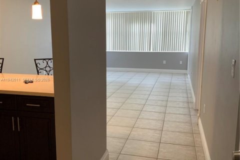Condo in Miami, Florida, 1 bedroom  № 2002958 - photo 2