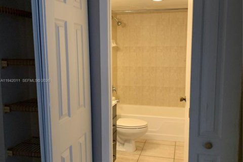 Condo in Miami, Florida, 1 bedroom  № 2002958 - photo 5