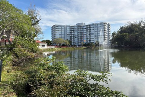 Condo in Miami, Florida, 1 bedroom  № 2002958 - photo 25